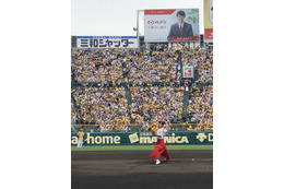 足立佳奈、夢の甲子園で始球式挑戦！豪速球を披露 画像