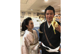 鈴木亮平、北川景子に「ゴリラを見る目で見つめんでくいやい」 画像