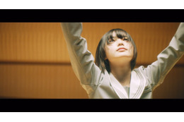 欅坂46・平手友梨奈のソロ曲「角を曲がる」ミュージックビデオ公開！ 画像