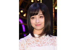 制服姿はかわいいけど……橋本環奈、映画『シグナル100』の“ちょっと不穏？”なオフショット公開！ 画像