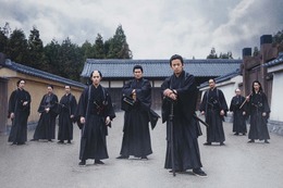 岡田准一、鈴木亮平らがクールな黒隊服に！映画『燃えよ剣』新カット解禁 画像