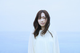 福原遥、3rdシングル「風に吹かれて」新ビジュアル公開 画像