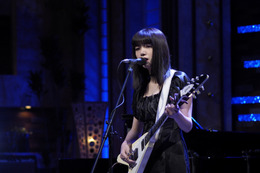池田エライザ、「パンクな妖艶」に！エレキギターで松田聖子の名曲カバー 画像