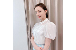 トリンドル玲奈、前髪すっきり水色スカートファッションに「可愛い」「新鮮」の声 画像