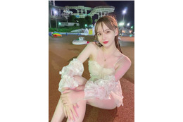 ナタリア聖奈、夜のプールでセクシーに肌見せ……SNSに水着オフショ公開！ 画像