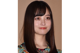 橋本環奈、レアなお団子ヘアで大人な雰囲気！「いつもと違う」「綺麗過ぎる」 画像