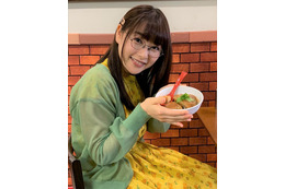 桜井日奈子、台湾料理を手にニッコリ！ドラマオフショットが「ただただ可愛い」と反響