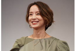 鈴木亜美、第3子出産後初の公の場「女性らしい子に育てられたら」 画像