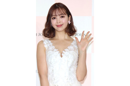 藤田ニコル、胸元ざっくり純白ドレスで艶やかに…今年は「セクシー・ヘルシー」目指す 画像