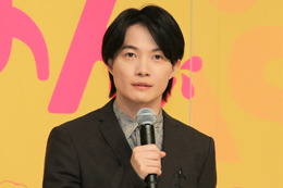 “万太郎”神木隆之介、『らんまん』印刷所の先輩たちとムキムキ筋肉自慢！？ 画像