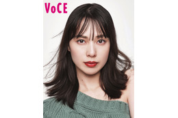 母になった戸田恵梨香、『VOCE』表紙に1年ぶりの登場！柔らかく温かい空気感の最新ビジュアル 画像