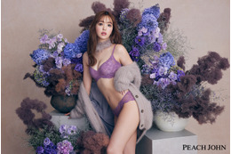 藤田ニコル、エレガント＆セクシーな紫のランジェリーを着こなした姿を披露 画像