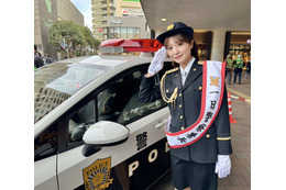 工藤美桜が一日警察署長就任で制服姿を披露「暖かくして過ごしてくださいね！」 画像
