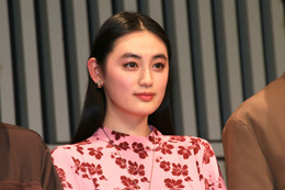 「美しすぎる…」八木莉可子、大胆な肩出しワンショルダーシャツ姿に反響 画像