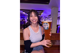 鈴木ふみ奈、ロケ地タイの巨大ビール写真にファン驚き
