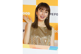 矢田亜希子、涼しげショーパンコーデで45歳の美脚披露「生脚サイコー！」「奇跡の40代」 画像