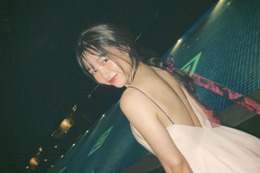 桜井日奈子、『10周年記念写真集』から美背中オフショット公開 画像