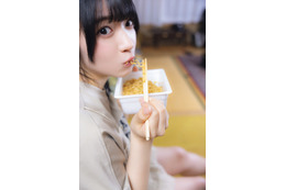 声優・進藤あまね、デジタル写真集発売！ 大好物のカップ焼きそばをキュートに頬張りご満悦