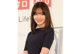 小嶋陽菜、AKB48劇場に降臨！ 美脚すらりのミニスカ姿が「現役過ぎる可愛さ」 画像