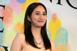 堀田茜、“空飛ぶドレス”の美麗ショットで高まる写真集への期待「絶対出した方がいい」 画像