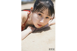 SKE48・井上瑠夏、白い砂浜で“火の国ビキニ”の寝そべりショット！ 1st写真集の表紙カット解禁 画像