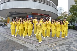 ダンディ坂野ら黄色スーツ集団が有楽町に出現！チョコモナカアイスをサンプリング 画像