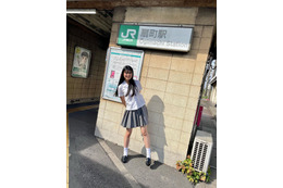 フレッシュな制服と素の笑顔がイイ…！ NMB48・板垣心和、19歳の“制服こよたん”にキュン 画像