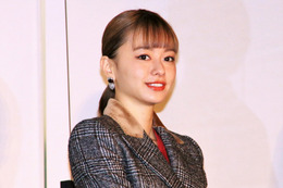 「白が似合いすぎ」山本舞香、ホリデーシーズンにぴったりのミニスカ幸せコーデ 画像