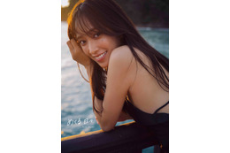 日向坂46・佐々木久美、大人っぽいサテンドレスにドキッ…1st写真集『めくる日々』より表紙4種類公開 画像