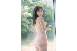 須田亜香里、最新写真集の“オフショ動画”が超セクシー！ あみあみニットを捲り上げて…… 画像