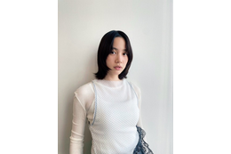 のん、コーディネートのセンス光るオフショット!「スカートのレースと赤ブーツかわいい」 画像