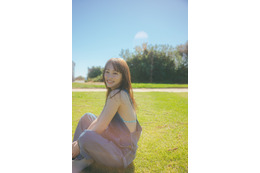 川栄李奈、オーバーオールから美肌&水着チラ見せ! 画像