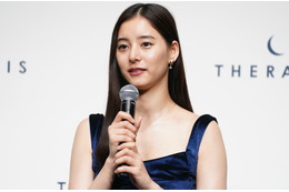 新木優子がボディライン際立つドレス姿で報道陣を魅了、挑戦したいのは「シュノーケリング」 画像