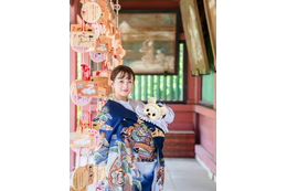 小松彩夏、“母”になって迎えた初めての誕生日を報告!お宮参りでの親子2ショット披露 画像