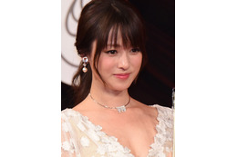 深田恭子、“42歳とは思えない”美谷間披露!本日発売『週プレ』表紙を飾る 画像