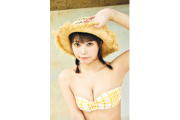 “特撮美女”宮崎あみさ、3年ぶり水着グラビアで美バスト披露!『FLASH』表紙に登場 画像
