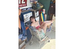 西野夢菜、夏っぽく元気な水着グラビア!カートに入った大胆オフショ公開 画像