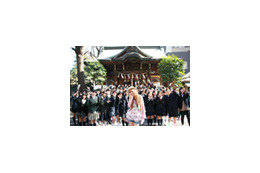 “ケータイ世代の歌姫”は受験生の味方〜西野カナが中学生50人と合格祈願 画像