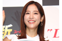 ルーズソックスもかわいい!鷲見玲奈、ミニスカゴルフウェア姿披露