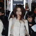 　ソニーは2日、HDD搭載の携帯音楽プレーヤー「ウォークマンA」（11月発売）を利用したファッションショー「THEATRE PRODUCTS 2006 S/S catwalk with Sony Walkman＠TTR」を東京・六本木ヒルズで開催した。