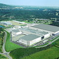 　シャープは27日、亀山第1工場の液晶パネル生産ラインに150億円を新たに投資し、大型液晶パネルの供給体制を拡充すると発表した。
