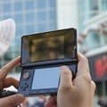 【E3 2011】閉幕後の会場前、みんなで3DSの画面を覗き込んで・・・  【E3 2011】閉幕後の会場前、みんなで3DSの画面を覗き込んで・・・ 