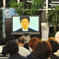 島田紳助引退の会見の様子は、別会場に用意したモニターでも中継された（新宿区・東京本部）