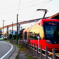 2012年9月に開通した新湊大橋と万葉線電車