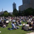 屋外図書館が東京ミッドタウン芝生広場でスタート