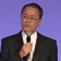 au2013年冬モデルを発表するKDDIの田中孝司社長