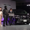 VELLFIRE LEGENDプロジェクト記者会見。向かって右から田村、VELLFIREスピリッツの化身“G”、ゲストの橋本マナミ