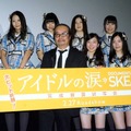 ステージ下段から、監督の石原真氏、SKE48のメンバー、大矢真那、松井珠理奈、須田亜香里、上段：江籠裕奈、古畑奈和、東李苑、北川綾巴、惣田紗莉渚が登壇