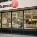 『FIT』はニューヨーク州立大学の中の一校で、ファッション業界で活躍する卒業生を数多く輩出している