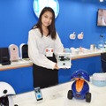 知能ロボットを操作して見せるコンパニオン